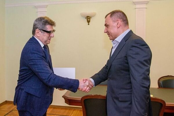 Vice-President of the Union Alexander Zvyagintsev presented Yuri Zaitsev with his book “Nuremberg. Forever and ever”
